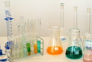 Laboratorio - probetas y pipetas. Rare Commons
